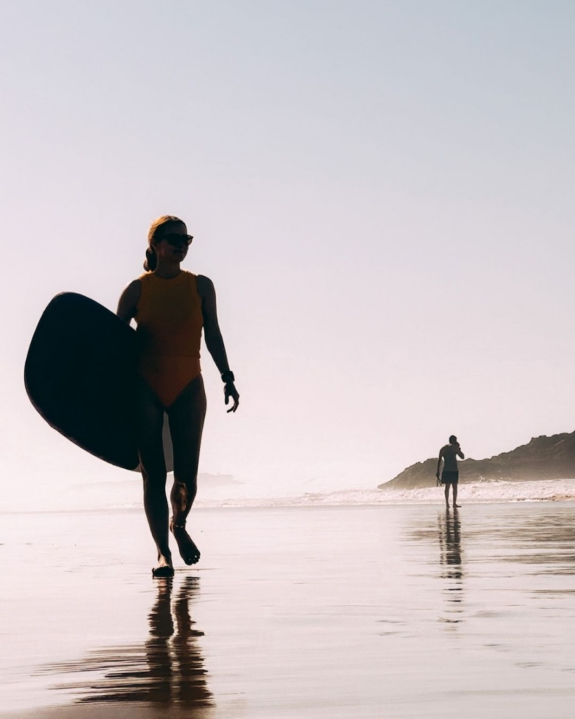 Maroko surfilaager Taghazout surfikülas, Liis Lepik surfilauaga