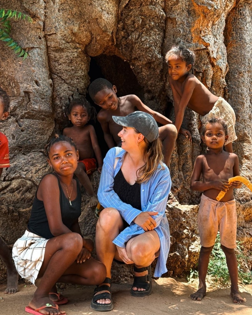 Liis Lepik koos kohalike lastega baobabi juures Madagaskaril
