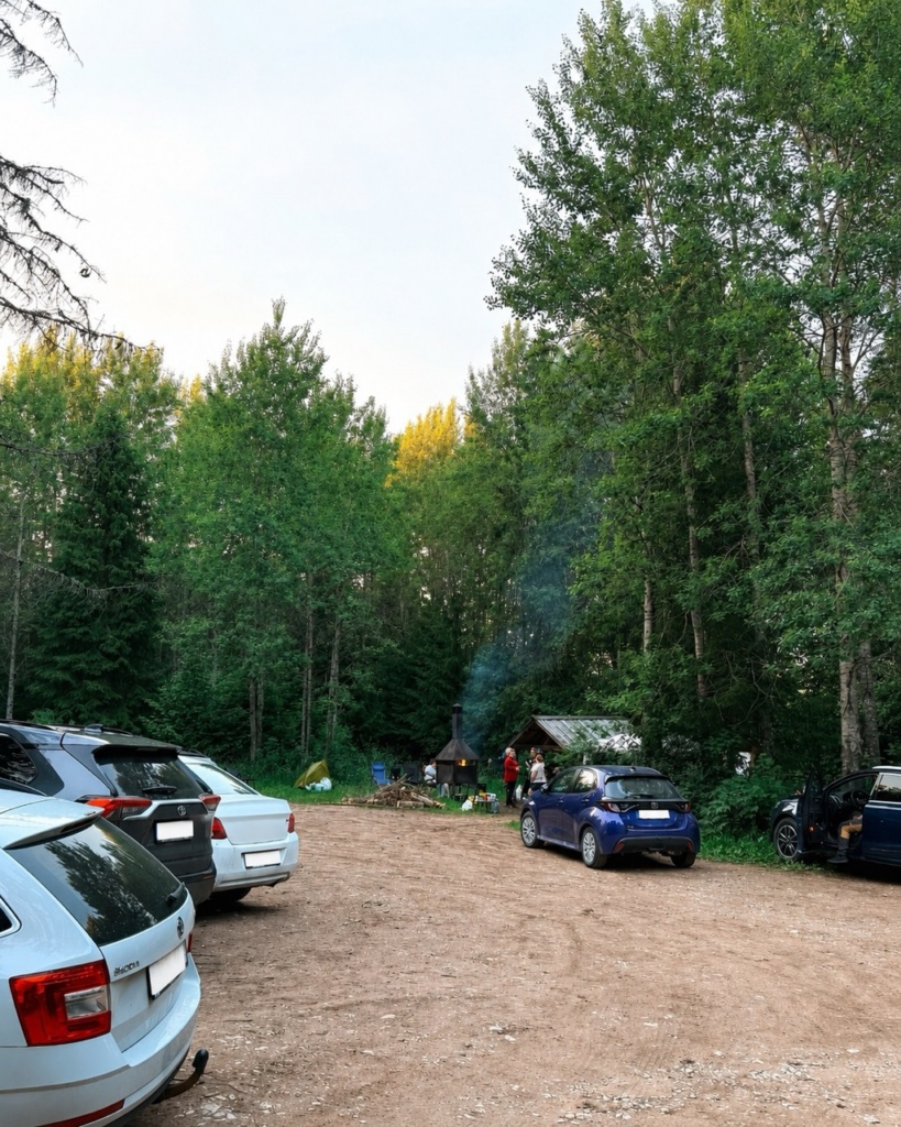 Järveotsa järve parkla Valgejärve matkaraja alguses
