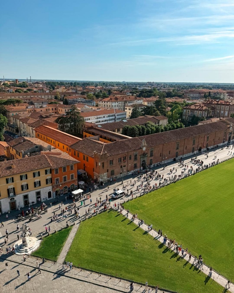 Piazza dei Miracoli väljak Pisas