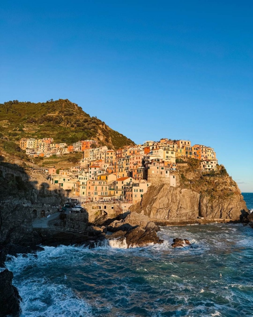 Cinque Terre värvilised majad, küla mere ääres