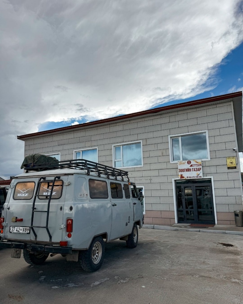 Meie UAZ buss Khatgali külas meie kohaliku hosteli eest parkimas. See oli küla kõige uhkem ja uuem ööbimine.