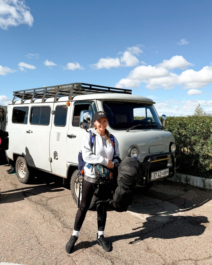 Vana UAZ buss Mongoolia reisil Muruni lennujaama ees