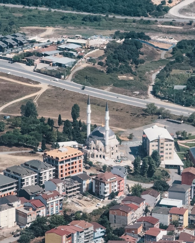 Mošee ja elamud Istanbuli äärelinnas lennukiaknast